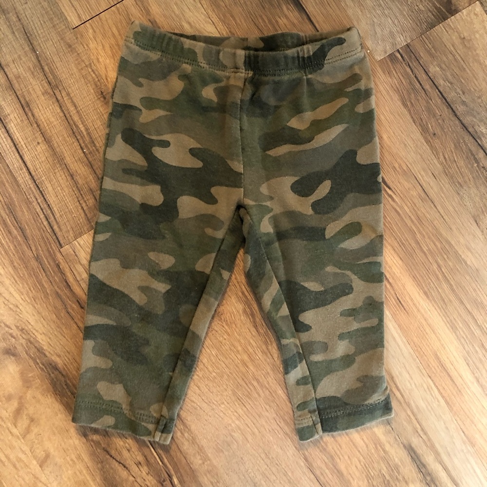 Baby boy Carter’s Camo pants 💚 size 6 months